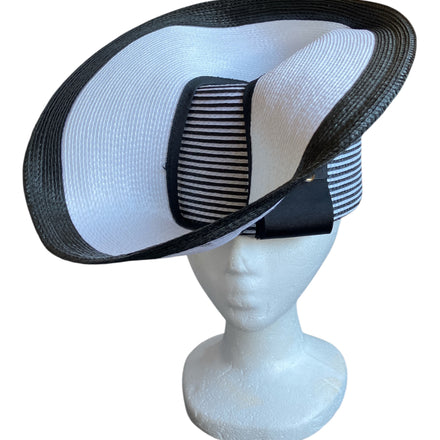 Vintage 1980s Black&White Straw Asymmetrical Brim Hat
